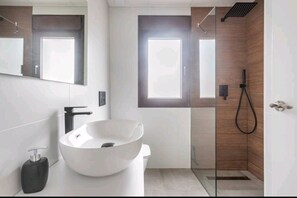 Shower, hair dryer, towels, soap - Villa with sea view (Finestrat)