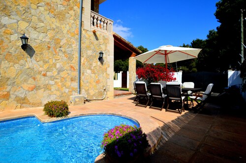 Bonito chalet con piscina cerca del mar