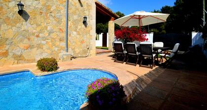 Bonito chalet con piscina cerca del mar