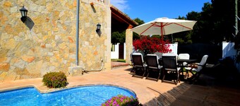 Bonito chalet con piscina cerca del mar