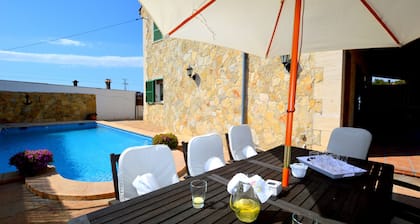 Bonito chalet con piscina cerca del mar