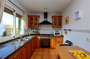 Refrigerador, microondas, horno y cafetera y tetera 