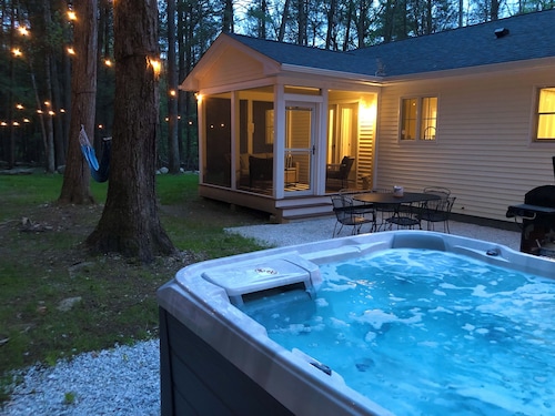 Adventure Ready Ranch Sleeps 10 & 0.7 mi to GB Main St. Wi-Fi + HOT TUB.