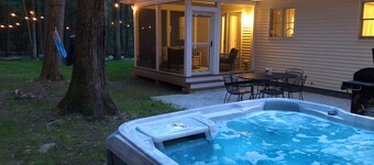 Adventure Ready Ranch Sleeps 10 & 0.7 mi to GB Main St. Wi-Fi + HOT TUB.