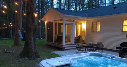 Adventure Ready Ranch Sleeps 10 & 0.7 mi to GB Main St. Wi-Fi + HOT TUB.