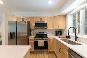 ثلاجة، ميكروويف، فرن، موقد طهي مسطح