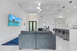 TV connectée, livres, espaces bureaux, écrans d'ordinateur