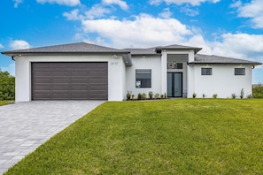 Exterior - Villa Isla de Lilly - Luxury New Home with heated pool & man cave w/ billiards (Cape Coral)