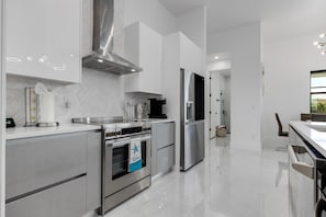 Geladeira, micro-ondas, fogão, cooktop