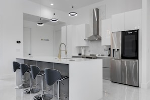 Fridge, microwave, oven, stovetop - Villa Isla de Lilly - Luxury New Home with heated pool & man cave w/ billiards (Cape Coral)