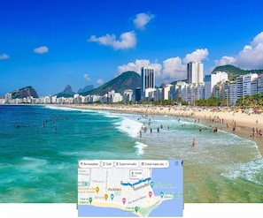 Un paisaje urbano costero con playa, cielos despejados y un mapa que indica lugares de interés.
