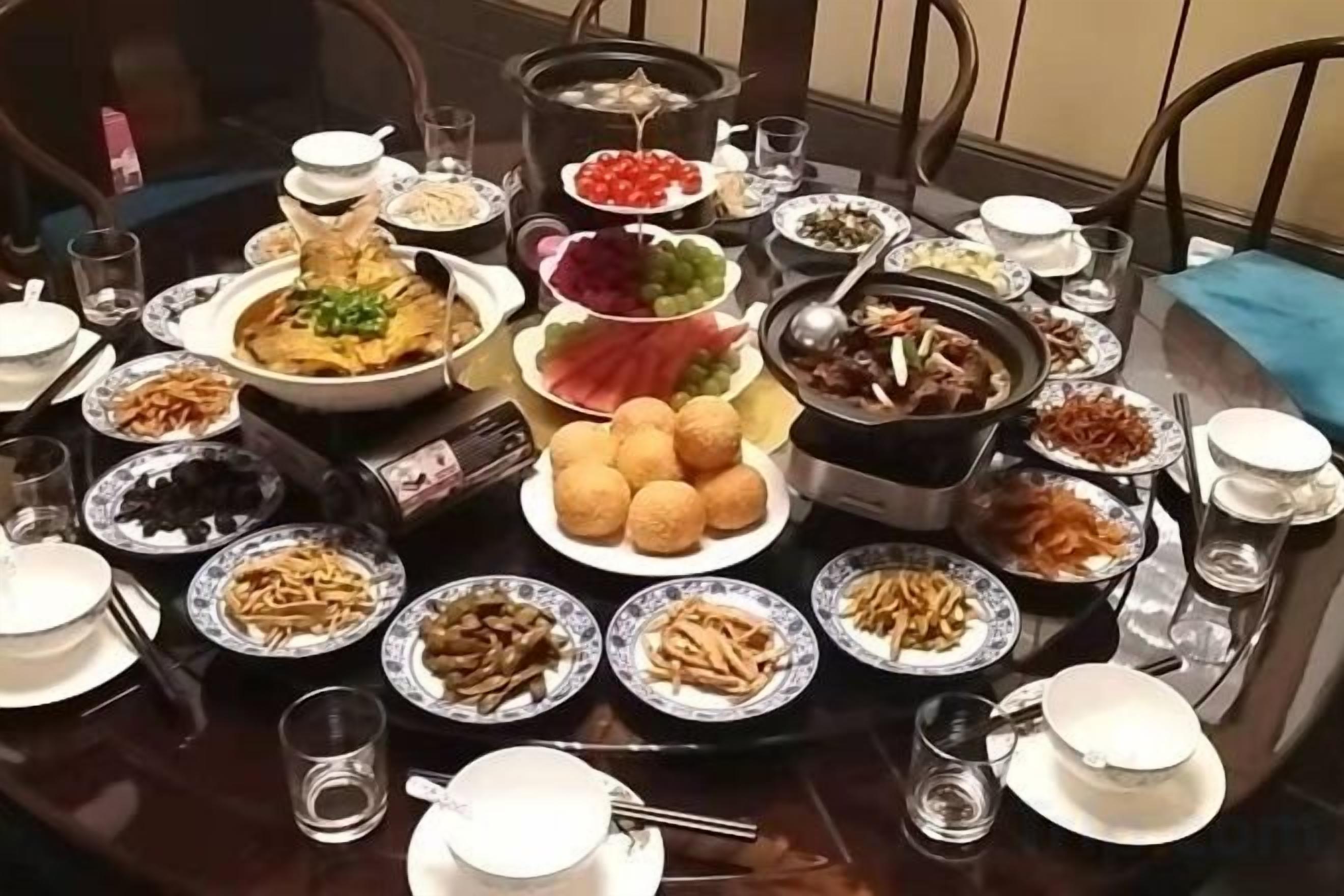 Uma mesa de jantar com diversos pratos e tigelas de comida.