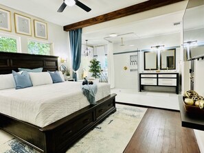 3 bedrooms, iron/ironing board, WiFi, bed sheets - NEW! Cityscape Haven near Alamodome, AT&T CTR, Riverwalk (San Antonio)