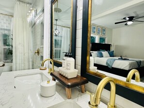 3 habitaciones, tabla de planchar con plancha, wifi y ropa de cama 