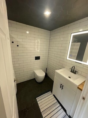 Hair dryer, towels - The Quarters @ The Lodge (Sodus Point)