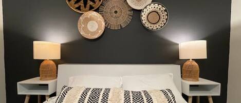 1 室のベッドルーム、デスク、アイロン / アイロン台、旅行用ベビーベッド