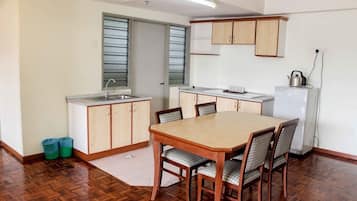 Deluxe Twin Room | Private kitchen | Fridge