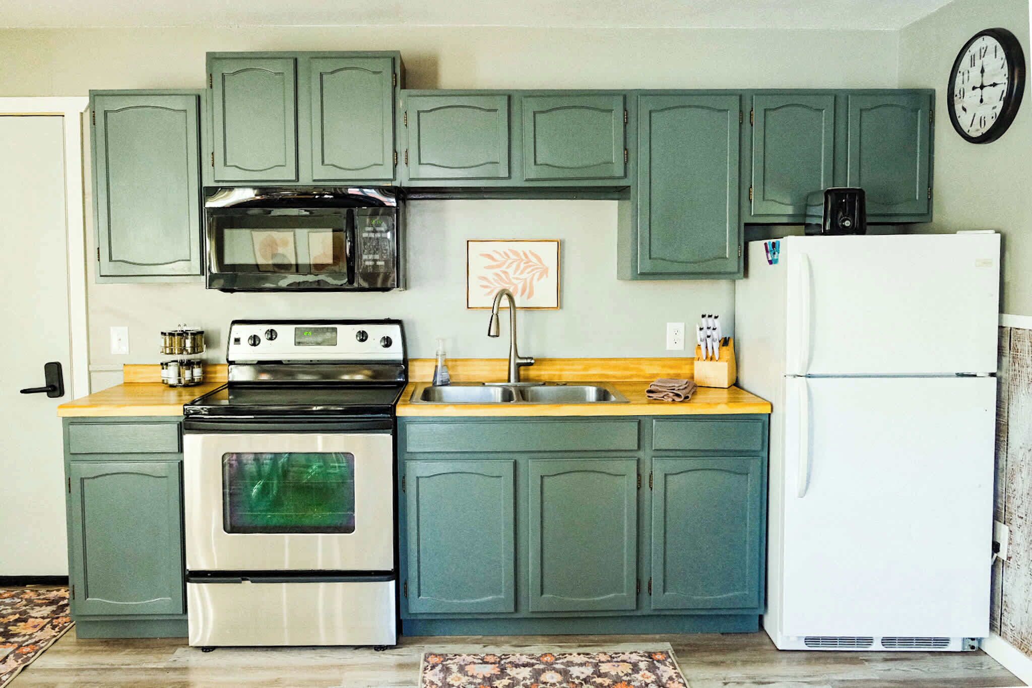 Kjøleskap, mikrobølgeovn, ovn og kokeplater