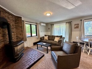 Televisie, een open haard, tafelvoetbal en een kantoor