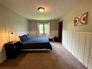 2 bedrooms, iron/ironing board, travel cot, WiFi
