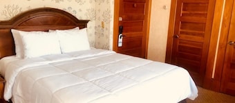 BLOCKS FROM OCEAN -COZY QUEEN-A GETAWAY FOR TWO
