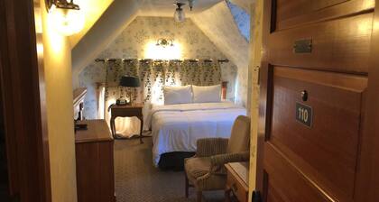 BLOCKS FROM OCEAN -COZY QUEEN-A GETAWAY FOR TWO