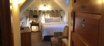 BLOCKS FROM OCEAN -COZY QUEEN-A GETAWAY FOR TWO