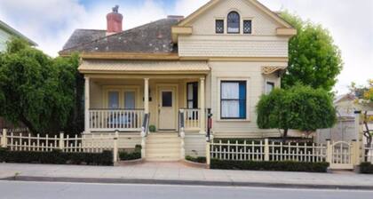 Blocks from Ocean - KING BEDROOM SUITE