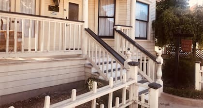 Blocks from Ocean - KING BEDROOM SUITE