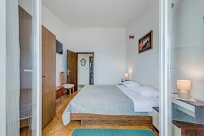 4 bedrooms, iron/ironing board, travel cot, free WiFi - Seafront apt with terrace, 4 bedrooms and mooring (Rogoznica)