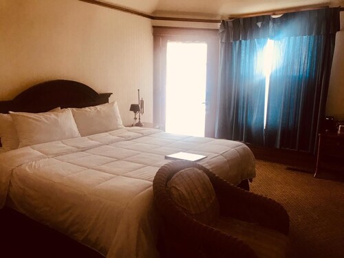 WALK TO OCEAN FROM OUR PREMIUM KING BED ROOMS