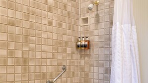 Ein Badezimmer mit Badewanne, Dusche und einem weißen Duschvorhang.