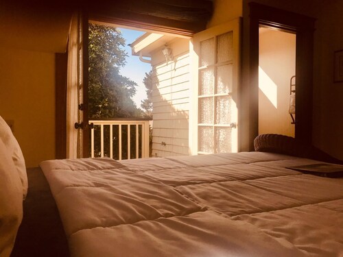 CROSS Ocean View from Balcony-RELAX-QUEEN BEDROOM