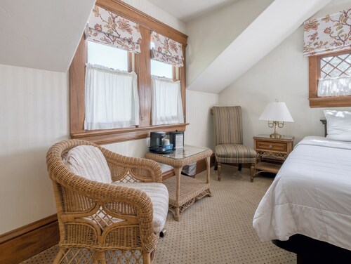 PARTIAL OCEAN VIEW - WALK TO OCEAN - KING BEDROOM