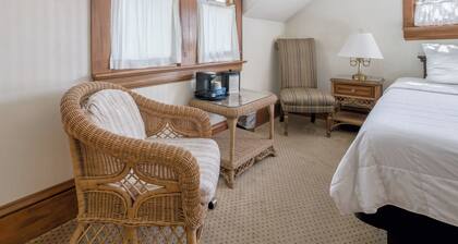 PARTIAL OCEAN VIEW - WALK TO OCEAN - KING BEDROOM
