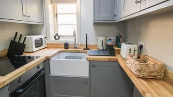 電冰箱、電熱水壺、烤麵包機、鍋具/餐盤/廚房用品