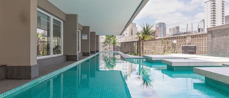 Una piscina al aire libre