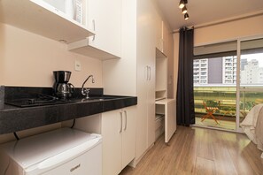 Basic Apartment | Private kitchen | Microwave, cookware/dishes/utensils - Vossa Bossa VN Turiassu (São Paulo)