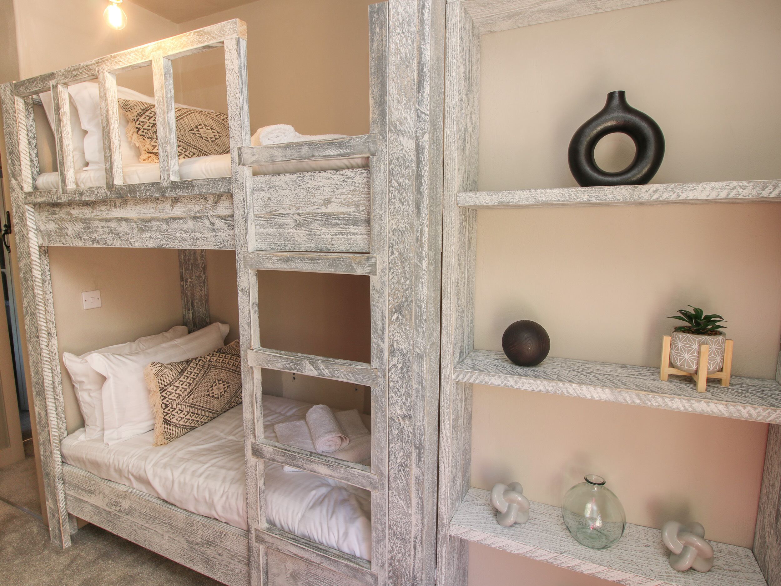 2 habitaciones, decoración personalizada y muebles diferentes 