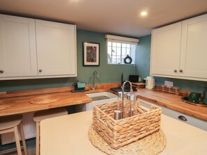 Een koelkast, een vaatwasser, een waterkoker, een broodrooster