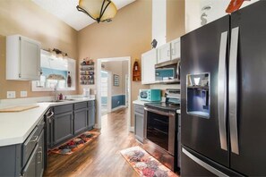 Fridge, microwave, oven, stovetop - Peaceful Oasis Pool, Gameroom and waterfall (St. Augustine)