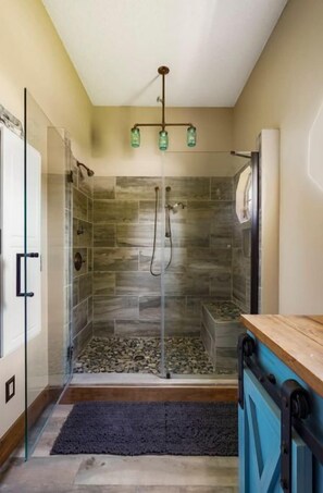 Hair dryer, towels, soap, shampoo - Peaceful Oasis Pool, Gameroom and waterfall (St. Augustine)