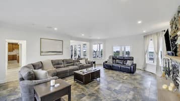 Smart TV, chimenea y estéreo