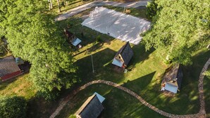 Vista aérea de una zona residencial con varias casas, un camino pavimentado y un sendero de piedra.