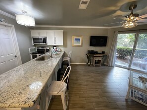 Microwave, oven, stovetop, dishwasher - Renovated Cozy Condo,121 1st Floor, Hot Tub, Pool (Miramar Beach)