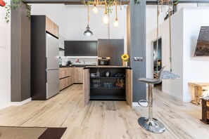 Frigorífico, microondas, horno y placa de cocina