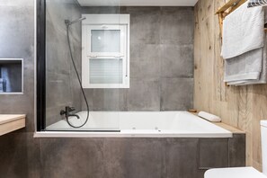 Bañera, secador de pelo y toallas