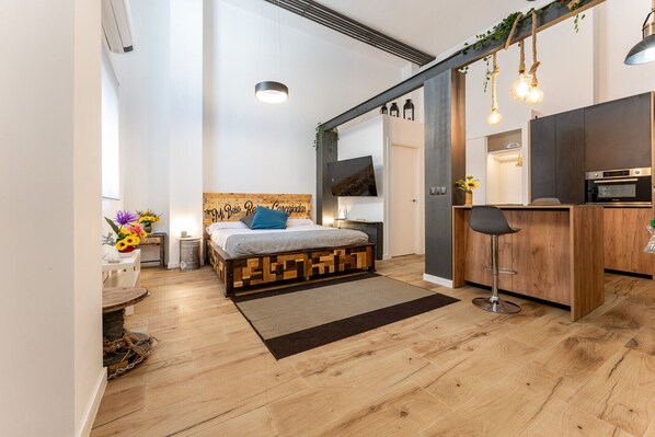 Een strijkplank/strijkijzer, gratis wifi, beddengoed