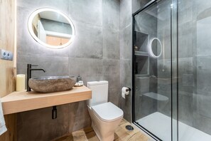 Ducha, secador de pelo y toallas