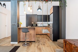 Jääkaappi, mikroaaltouuni, uuni, liesi